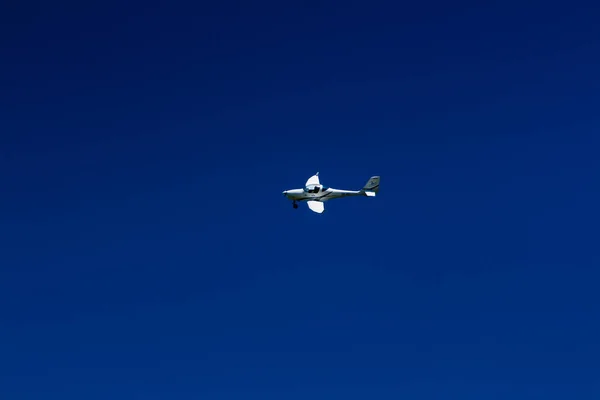 Het vliegtuig vliegt in de blauwe lucht — Stockfoto