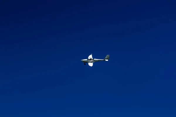 The plane flies in the blue sky — Stock Photo, Image