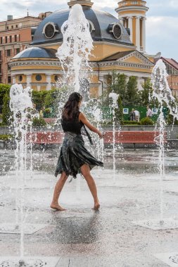 Bir çeşme güzel kız dansları