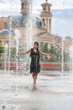 Bir çeşme güzel kız dansları