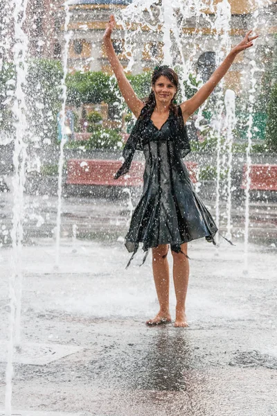 Bir çeşme güzel kız dansları