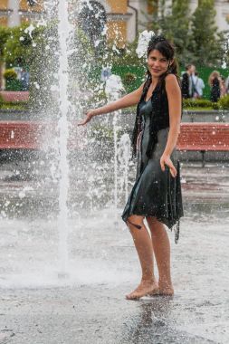 Bir çeşme güzel kız dansları