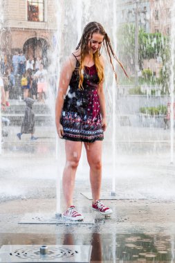 Genç güzel kız dansları bir çeşme