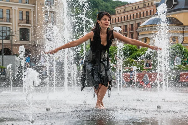 Schöne Mädchen tanzt in einem Brunnen — Stockfoto