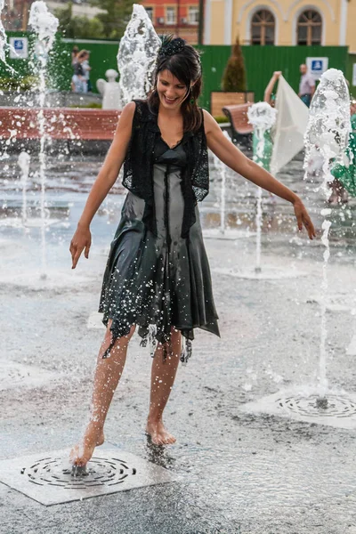 Bir çeşme güzel kız dansları