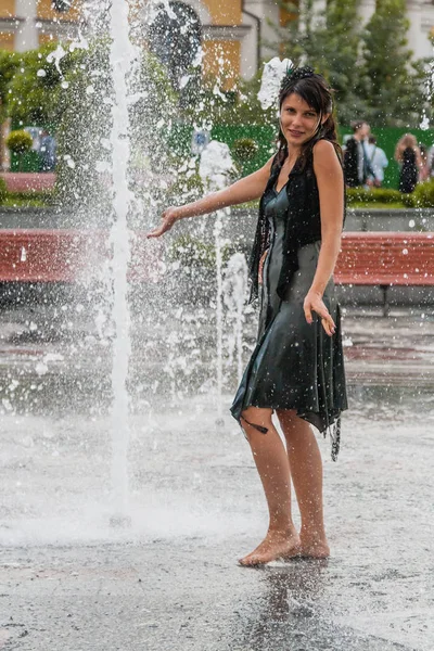 Bir çeşme güzel kız dansları