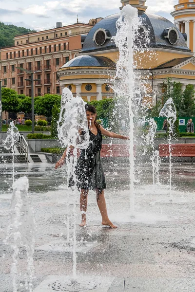 Bir çeşme güzel kız dansları