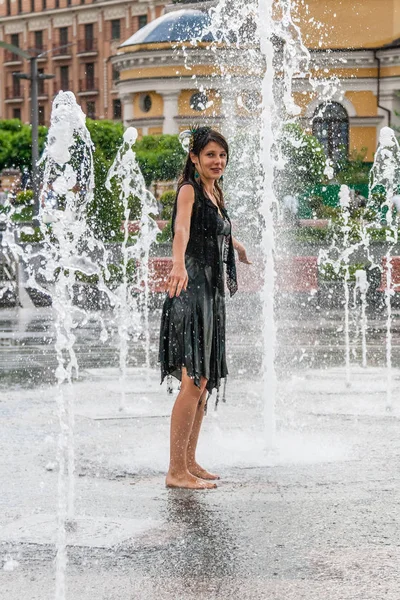 Bir çeşme güzel kız dansları