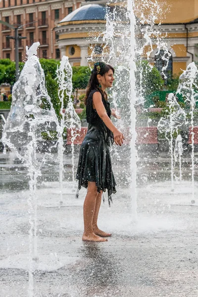 Bir çeşme güzel kız dansları