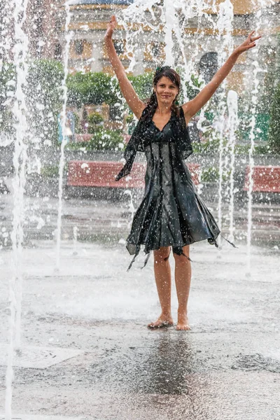 Bir çeşme güzel kız dansları