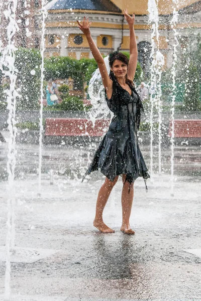 Bir çeşme güzel kız dansları