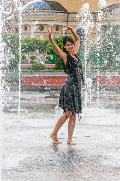 Bir çeşme güzel kız dansları