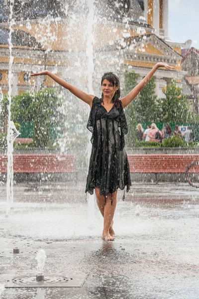 Bir çeşme güzel kız dansları