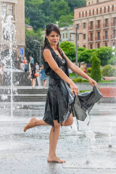 Bir çeşme güzel kız dansları