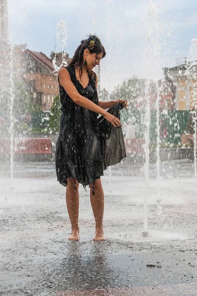 Bir çeşme güzel kız dansları