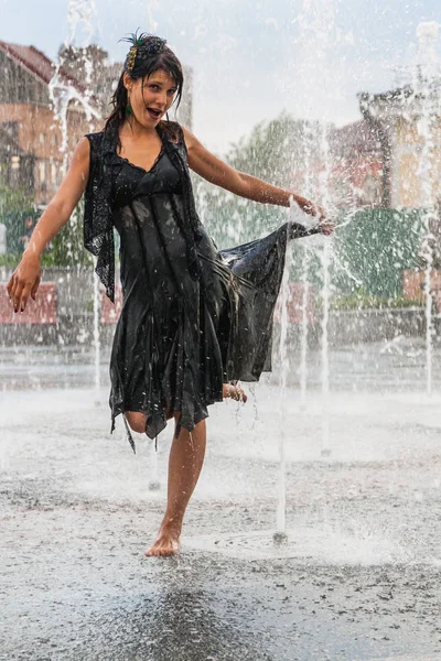 Bir çeşme güzel kız dansları