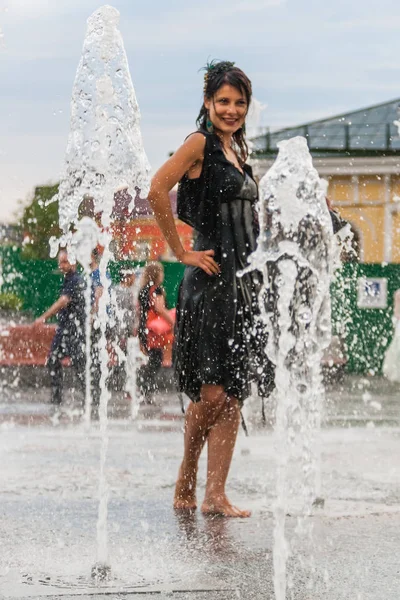 Bir çeşme güzel kız dansları