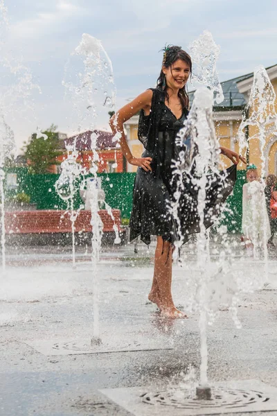 Bir çeşme güzel kız dansları