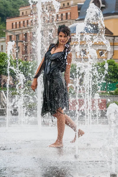 Bir çeşme güzel kız dansları