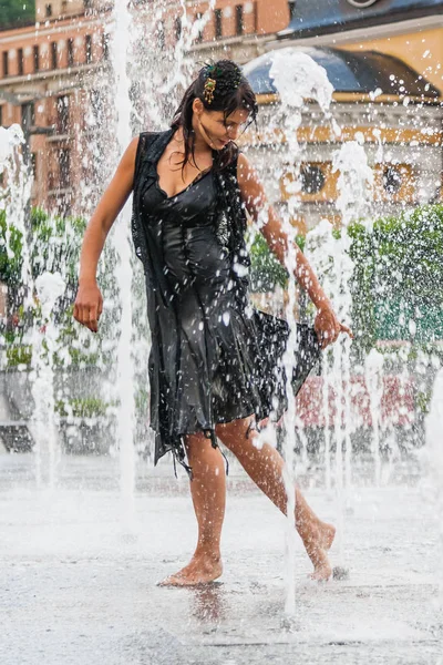 Bir çeşme güzel kız dansları