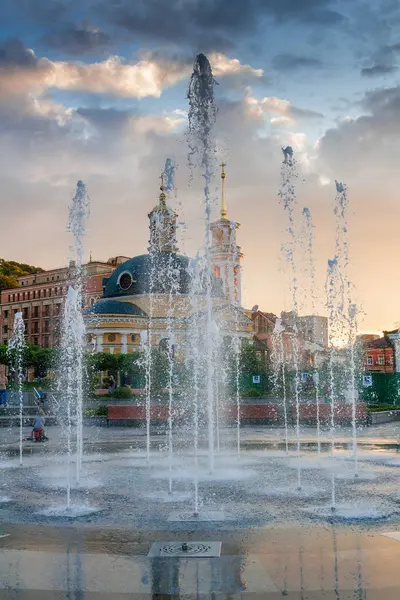 Zemin şehrin karşı bir çeşme sıçramalarına ve bir olmak