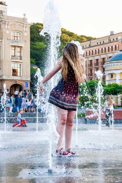 Junges schönes Mädchen tanzt in einem Brunnen — Stockfoto
