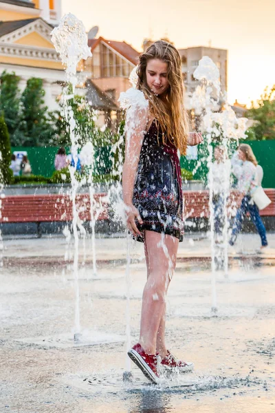 Genç güzel kız dansları bir çeşme