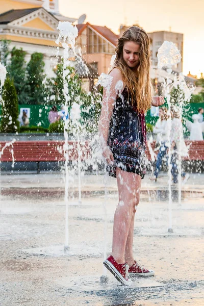 Genç güzel kız dansları bir çeşme