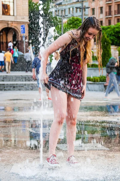 Junges schönes Mädchen tanzt in einem Brunnen — Stockfoto