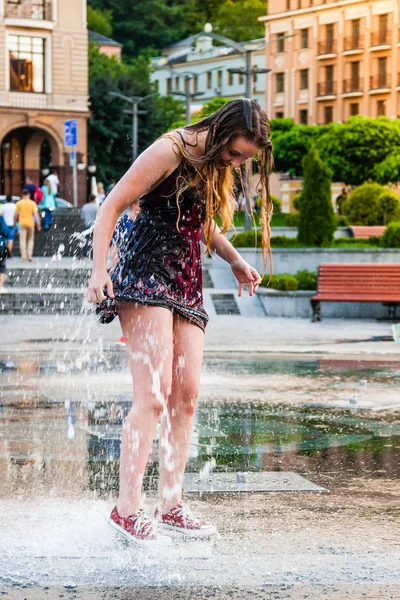 Joven hermosa chica baila en una fuente — Foto de Stock