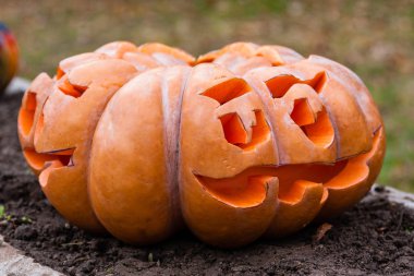 Oyma ve boyalı Cadılar Bayramı Balkabağı