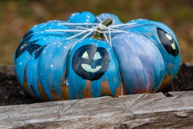 Oyma ve boyalı Cadılar Bayramı Balkabağı