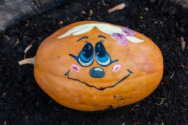 Oyma ve boyalı Cadılar Bayramı Balkabağı