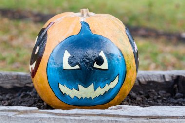 Oyma ve boyalı Cadılar Bayramı Balkabağı