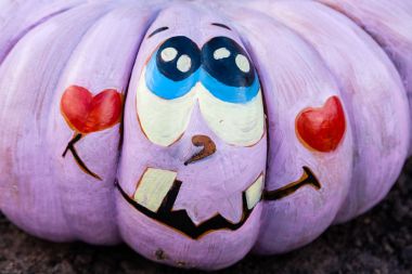 Oyma ve boyalı Cadılar Bayramı Balkabağı