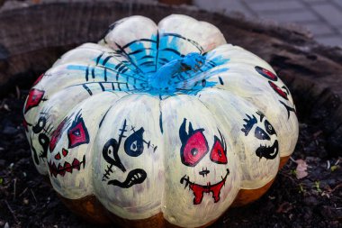 Oyma ve boyalı Cadılar Bayramı Balkabağı