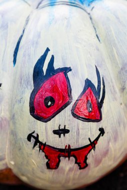 Oyma ve boyalı Cadılar Bayramı Balkabağı