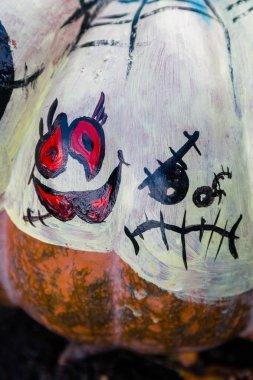 Oyma ve boyalı Cadılar Bayramı Balkabağı