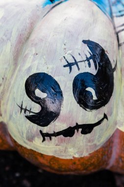 Oyma ve boyalı Cadılar Bayramı Balkabağı