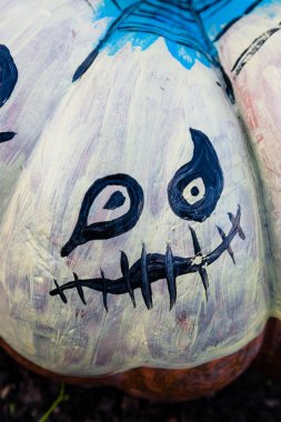 Oyma ve boyalı Cadılar Bayramı Balkabağı