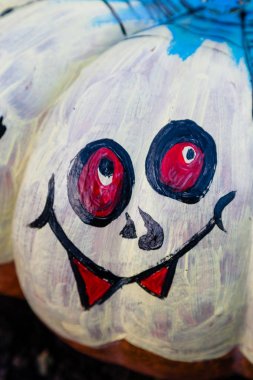 Oyma ve boyalı Cadılar Bayramı Balkabağı