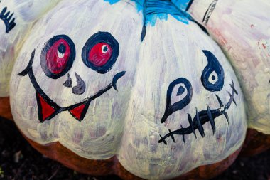 Oyma ve boyalı Cadılar Bayramı Balkabağı