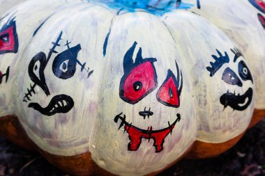 Oyma ve boyalı Cadılar Bayramı Balkabağı