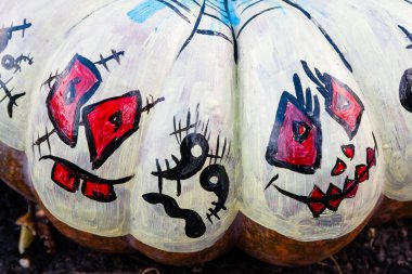 Oyma ve boyalı Cadılar Bayramı Balkabağı