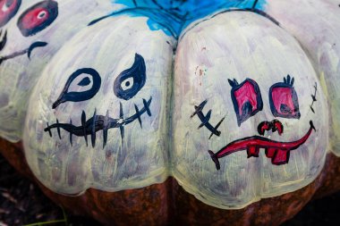 Oyma ve boyalı Cadılar Bayramı Balkabağı