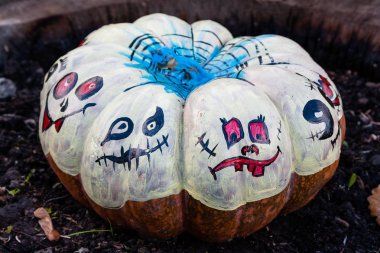 Oyma ve boyalı Cadılar Bayramı Balkabağı