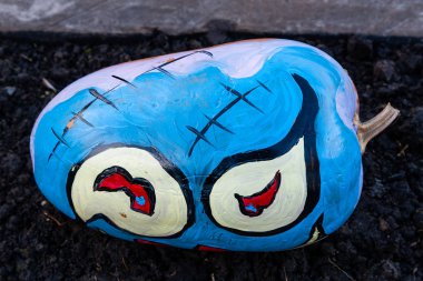 Oyma ve boyalı Cadılar Bayramı Balkabağı