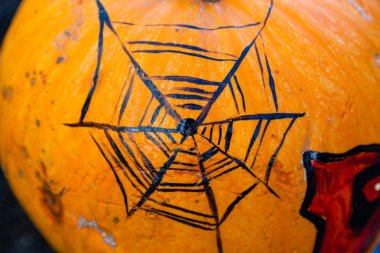 Oyma ve boyalı Cadılar Bayramı Balkabağı