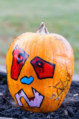 Oyma ve boyalı Cadılar Bayramı Balkabağı