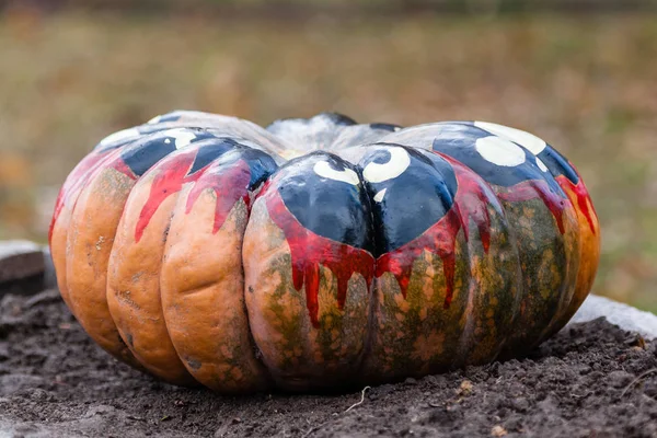 Geschnitzter und bemalter Halloween-Kürbis — Stockfoto